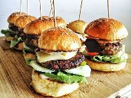 Рецепта Домашни телешки хамбургери с кашкавал